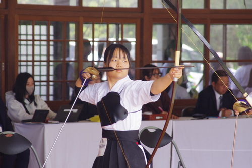 ３